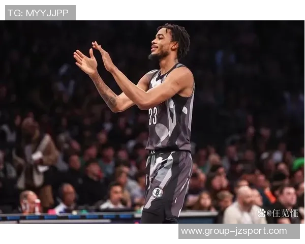 克拉克斯顿内线表现抢眼15分钟内高效拿下11分并抢8篮板